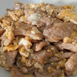 หมูกระเทียมผัดไข่ ราดข้าว