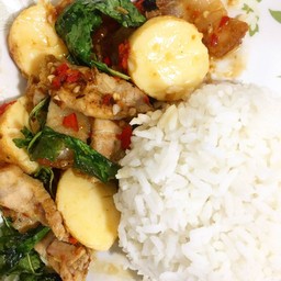 กระเพราเต้าหู้หมูกรอบ