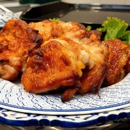 ไก่ย่างเครื่องเทศสมุนไพร หมักจนเข้าเนื้อทานคู่กับน้ำจิ้มแจ่ว แซ๊บแซ่บๆ