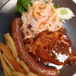 สเต๊กหมู+ไส้กรอกเยอรมัน