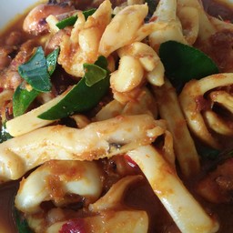 ปลาหมีกผัดพริกแกง