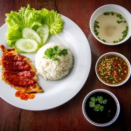 หน้าอกไก่หมักขมิ้น นำมาย่างและคลุกกับเครื่องแกงรสเด็ด