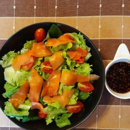 สลัดปลาแซลมอนรมควัน