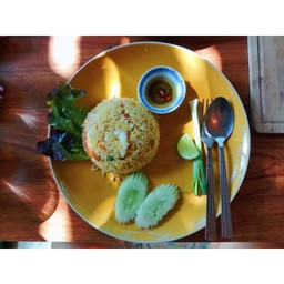 ข้าวผัดแฮม ไส้กรอก