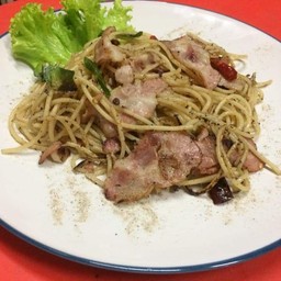 สปาเกตตี้ผัดพริกแห้งเบคอน