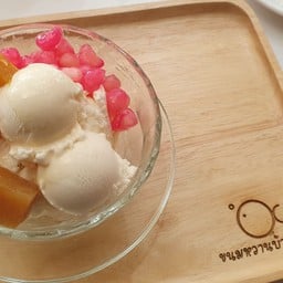 ขนมหวานบ้านปลา ทับทิมกรอบ ลอดช่องวัดเจษ  ไอศครีมกะทิ น้ำแข็งใส