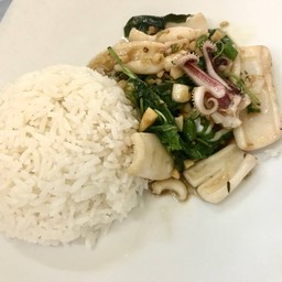 กระเพราปลาหมึกราดข้าว