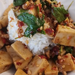 กะเพราหมูยอราดข้าว