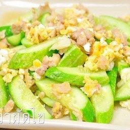 แตงกวาผัดไข่