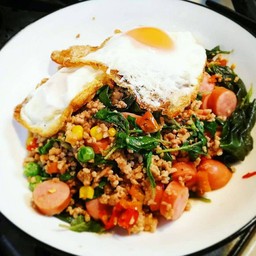 ข้าวกะเพราหมูสับไส้กรอก