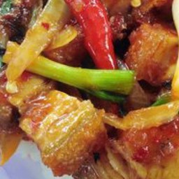 หมูกรอบพริกเผาราดข้าว