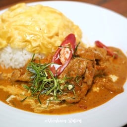 ข้าวราดไข่ข้นผัดพริกแกงหมู