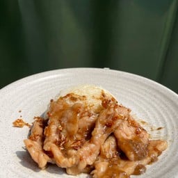 ข้าวหน้าเนื้อกระเทียม