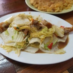 ข้าวราดกะหล่ำปลีหมูกรอบอย่างดี