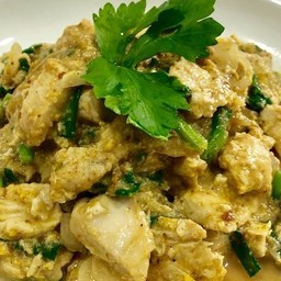 หมูกรอบผัดผงกระหรี่