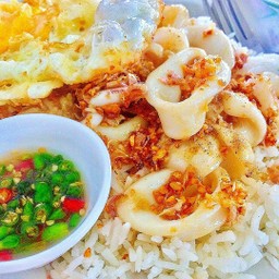 ข้าวปลาหมึกกระเทียม