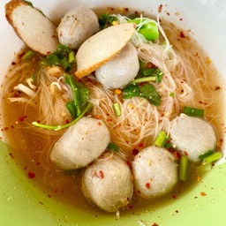 เส้นหมี่ต้มยำลูกชิ้นปลา 