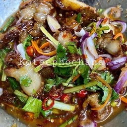 ยำหมูกรอบ