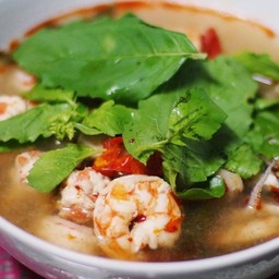 ต้มยำรวมมิตรใส่ใบกระเพรา