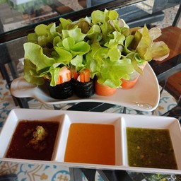 สลัดโรลไส้ปูอัดพันสาหร่าย (8 ชิ้น)