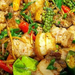 ผัดเผ็ดหมูป่าราดข้าว