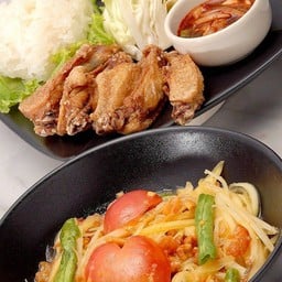 ข้าวเหนียวส้มตำพร้อมปีกไก่ทอด