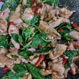 ข้าวผัดใบโหระพาไก่