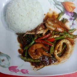 ข้าวราดผัดพริกแกงทะเล,หมูกรอบ