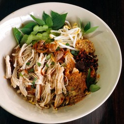 เตี๋ยวไก่ต้นยม (หลังร้านลอนดรี้บาร์)
