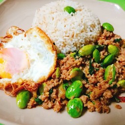 กระเพราสตอ  ราดข้าว