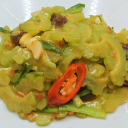 มะระผัดไข่เค็มไข่เยี่ยวม้า