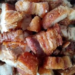 ข้าวหมูกรอบน้ำปลา