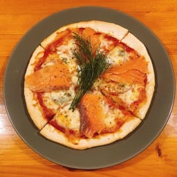 พิซซ่าแซลม่อนรมควัน