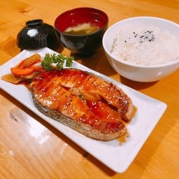 ข้าวชุดปลาแซลมอนย่าง