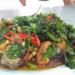 ไข่เยี่ยวม้าผัดกระเพรากรอบ