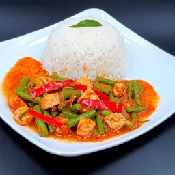 ข้าวราด หรือคลุกผัดพริกแกง