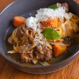 เฟตตูชินี่สตูว์เนื้อไวน์แดง