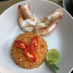 ข้าวผัดน้ำพริกเผากุ้งแชบ้วย