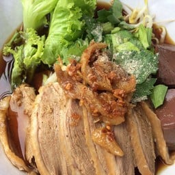 อาเหล่าม่า ก๋วยเตี๋ยวหลอด ปลาหมึกย่าง