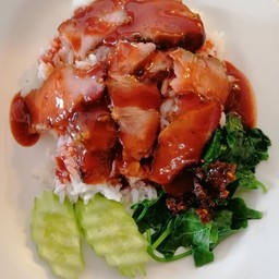 ข้าวหมูแดงนำ้พริกเผา