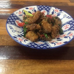 ข้าวราดกะเพราปลากระพงเนื้อปลาตัวใหญ่