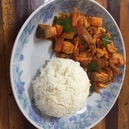 ข้าวราดคั่วเกลือหมูกรอบอย่างดี