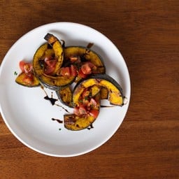 ฟักทองญี่ปุ่นอบและมะเขือเทศซัลซ่า