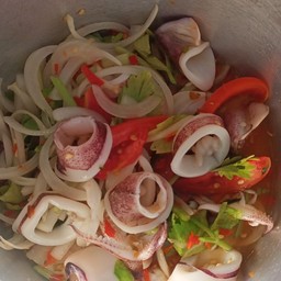 ยำปลาหมึก