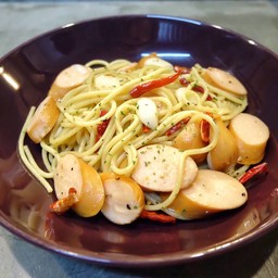 สปาเก็ตตี้พริกแห้งกระเทียมไส้กรอก