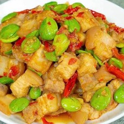 ผัดสะตอพริกสดใส่หมูสามชั้นราดข้าว