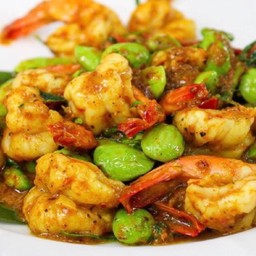 ผัดพริกแกงกุ้งใส่สะตอราดข้าว