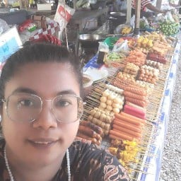 ลูกชิ้นทอด คุณผา 2  ตลาดนัดหนองบ่อ