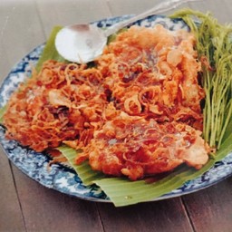 ไข่ลูกสะใภ้ หอมเจียว กระถินสด