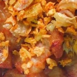 หมูกรอบผัดกระเทียมราดข้าว